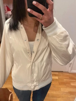 Beige vår/höstjacka  - Beige vår/höstjacka från Bik bok i storlek s. Använd men utan fläckar och skador❣️