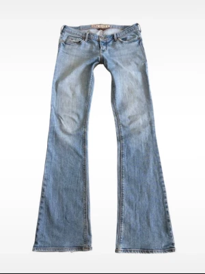 Snygga hollister jeans - Säljer ett par jättesnygga ljusblåa hollister jeans då de inte passar mig.💕 aldrig använda utan bara testat dem. Midjemåttet rakt över är 39 cm och innerbenslängden är 84, de är lite långa för mig som är 158cm lång 💗