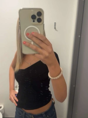 Svart topp - Säljer denna snygga one shoulder toppen. 