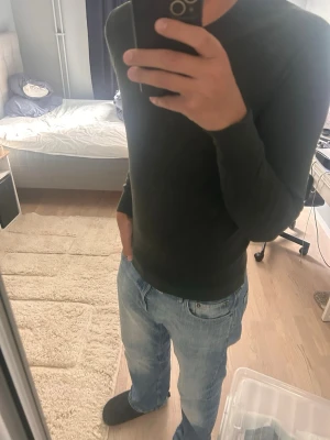 Stickad crewneck grön - Mycket fint skick. 100% merinoull. Skriv vid frågor eller fundering.