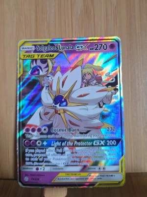 Pokémonkort Solgaleo & Lunala GX - Säljer ett holografiskt Pokémonkort med Solgaleo & Lunala GX TAG TEAM. Kortet har färgstark, glansig yta och visar båda Pokémon tillsammans med en tränare. Perfekt för samlare eller Pokémonfans som vill utöka sin samling.