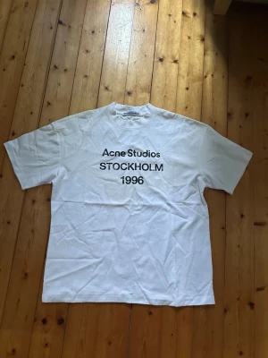 Acne Studios T-shirt - Den eftertraktade Acne studios T-shirt, som har blivit extremt populär! Särskilt till sommarn är den stilig. Storlek S, mycket fräscht skick. Inga tecken på användning, tveka inte att skriva vid minsta fundering. Priset sitter inte i Sten 🤝