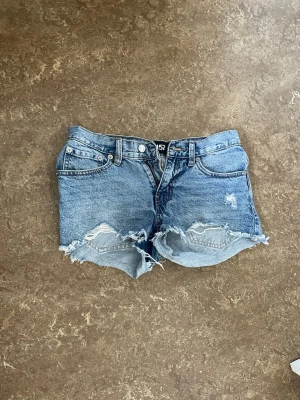 Blå jeansshorts med fransar - Säljer ett par blå jeansshorts 