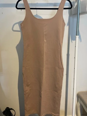 Beige klänning  - En beige klänning från Primark, storlek S. Aldrig använd.