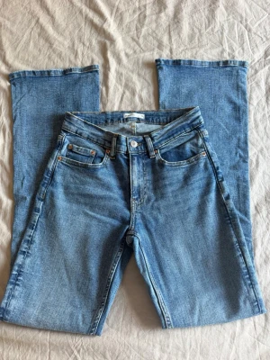Jeans - Blå bootcut jeans från Gina. Helt felfria och knappt använda. Säljes pga de är för små. 