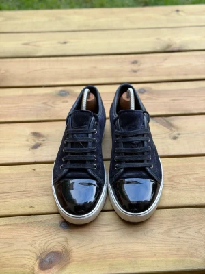 Lanvin cap toe - Lanvin cap toe i mycket bra skick. Storlek uk 7, motsvarar 41. Endast skor medföljer i köpet. Pris kan diskuteras. Hör av er vid fler funderingar!