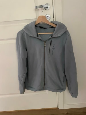 Ljusgrå hoodie med dragkedja - Mysig ljusgrå hoodie med dragkedja framtill och huva, storlek 170 