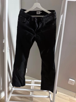 Svarta straight jeans - Svarta straight jeans från lager i storlek L 