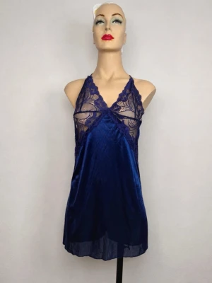 Sexig & Sensuell Y2K Vintage Midnattsblå Babydoll / Nattlinne Stl XS-S Boudoir  - Vintage babydoll i mörkblå nyans med vacker satinkänsla, spetsdetaljer och öppen rygg med korsade, justerbara axelband. Perfekt för dig som gillar Y2K, 90-tal, coquette, boudoir eller romantisk vintagestil. Material: 65 % bomull, 35 % polyester. Storlek S. Bra begagnat skick med någon enstaka lös tråd, men ett fint helhetsintryck. Jag erbjuder bundlerabatt vid köp av flera föremål.