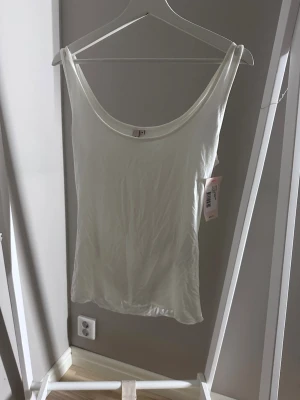 Vitt linne - Soft singlet från Nelly i storlek M