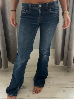Bootcut jeans - Perfekta mörkblå slutsålda bootcutjeans från HM! Passar till allt och perfekta till hösten