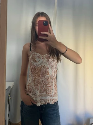 Mönstrat linne Gina  - Snyggt mönstrat linne från Gina, endast använt ett fåtal gånger🧡