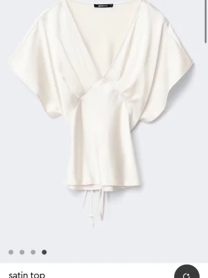 Satin top - Slutsåld och populär Vit/beige satin topp från Gina. 