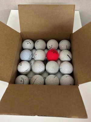 Callaway Mix Övniningsbollar. 40-pack - Perfekt för träning, övningsspel eller som extrabollar på rangen. Bollarna har tydliga kosmetiska märken, missfärgningar och slitage och rekommenderas därför främst som övningsbollar. Några bollar kan fortfarande fungera bra på banan för den som inte är så kräsen.  Ett prisvärt alternativ för dig som vill fylla på med många bollar utan att betala för mer än du behöver.