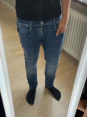 Replay jeans - Säljer dessa feta replay jeans med storlek 30 i midjan och ytterbenslängden är 91cm. Skick - 8/10, inga deffekter men lite småsliten över tid. Priset är ej hugget i sten. Hör av er vid andra frågor eller funderingar!