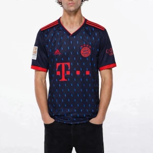 Bayern München Matchtröja Herr L - Högkvalitativ replika  Storlek: L Pris: 299kr Leverans: Skickas inom 24 timmar Lager: Begränsat antal