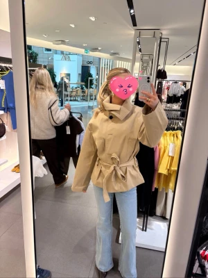 Trenchcoat  - Trendig beige trenchcoat med hög krage och knytskärp i midjan. Så fin jacka som går till allt!!!Köpt på zara för 699 nypris🩷🩷Mycket bra skick. Säljer för att jag vill köpa nytt🥰