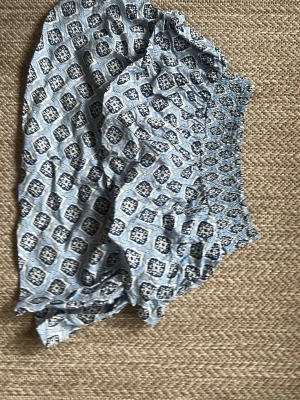 Blåvit mönstrad kjol med resår - Säljer ett par blåvita shorts med elastisk midja och ett snyggt grafiskt mönster. Shortsen har en loose passform och är perfekta för varma dagar. Tillverkade i ett lätt och luftigt material som känns skönt mot huden.