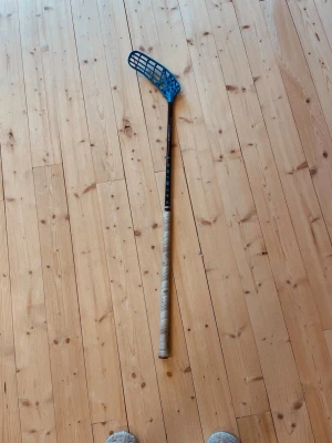Salming Q Carbon PRO 2.0 - En väldigt skön klubba i nyskick. Bara använd hemma på skottrampen. Original längd 100 cm kapad till 98 cm. 29 flex. Trident blad left. Ny KH linda på