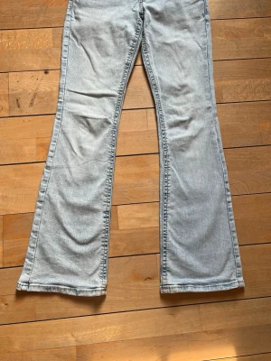 Ljusblå bootcut jeans - Säljer ett par ljusblå bootcut jeans med klassisk femficksmodell och normal midja. Snabb leverans (inom 24 timmar) skriv gärna för frågor💕