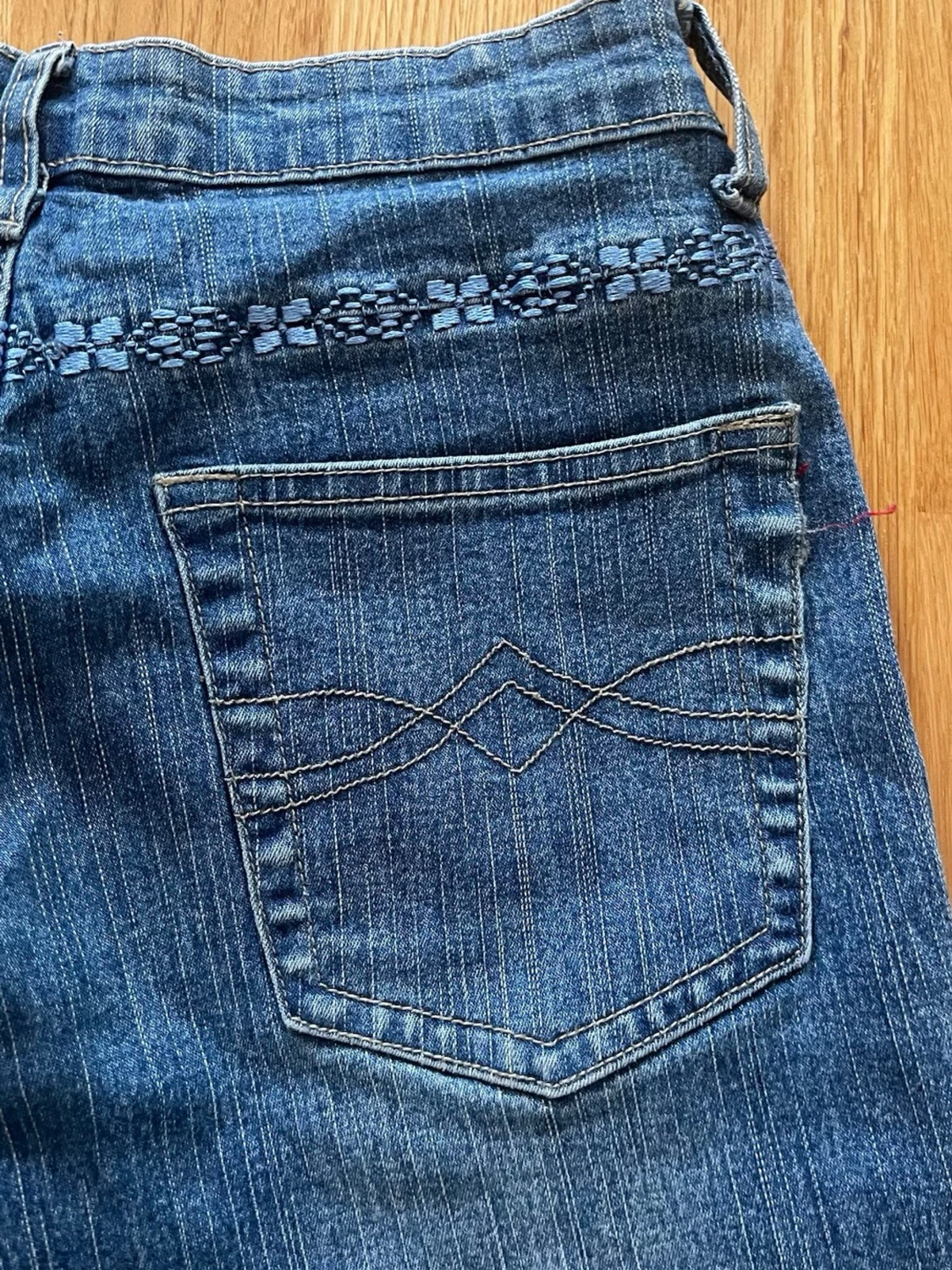 Blå bootcut jeans med brodyr - 2