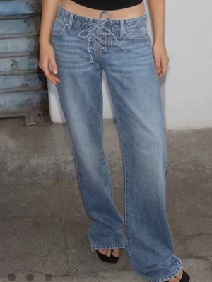 Ginatricot lacing jeans SÖKER - SÖKER dessa lacing jeans i storlek 32!!! Hör gärna av er.😭🙏🏻 