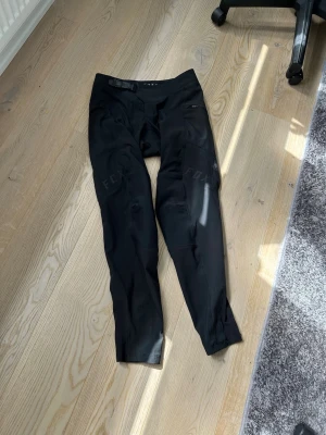 Fox cykel byxor  - Fox cykel byxor i väldigt fint skick. Inte änvända många gånger. Storleken är 28. Ny pris ligger på 1149kr. 