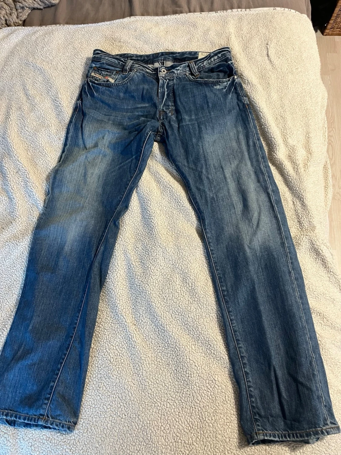 Blå raka jeans med slitningar - 1