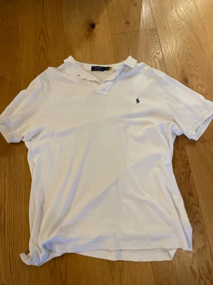Ralph Lauren Piké vit - En vit Ralph Lauren piké oversized i storlek M, känns som L, jättefint skick använd endast 2-3 gånger