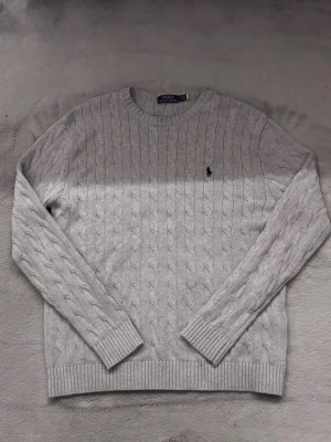 Grå cable knit från Ralph Lauren - Jätte fin tröja här från RL i stl S. Skicket är väldigt bra med näst till inga skador eller imperfektioner. Det är bara o skriva om ni undrar nånting om tröjan! Priset går o diskutera 