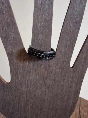 Ring roterbar - Ring punk-stil stressavlastande rostfritt stål. Roterbar kedjekedja. Storlek 11. Diameter 20,6 mm.
