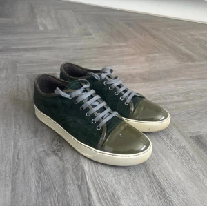Lanvin skor grön/vit - Säljer dessa riktigt schyssta lanvin skor nu i väldigt fint skick🔥Dojorna sitter bra och passar fint till vardags👊                                           Strlk 42 Kom med bud då priset inte är fast✅ Glöm inte följa för att inte missa feta dropps🔥💫