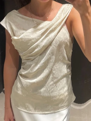 Silkestopp - Underbar guld/beige topp från zara 