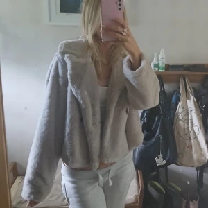 Beige pälsjacka - Beige pälsjacka från lager 157 i storlek xs, den är helt oanvänd med prislapp kvar💕