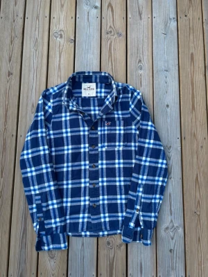 Hollister skjorta ~ Vintage  - Säljer denna Hollister flanell skjorta i mycket bra skick och som är Vintage.  Storlek M. Passar perfekt för dig som är mellan 173-180! Hör av er vid frågor eller minsta fundering 🙌  Längd: 67 cm  Bred: 49 cm  Ärm: 68,5 cm