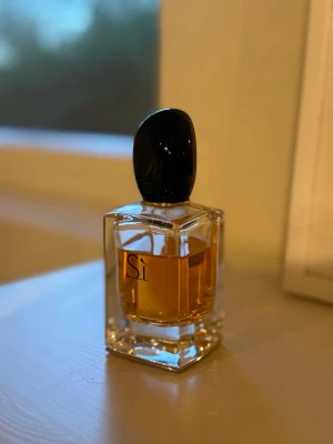 Giorgio Armani Sì Eau de Parfum - Fin parfym från Aramani. Använt, men mer än hälften finns kvar🥰💞
