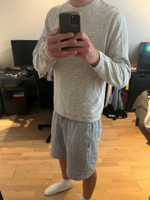 Beige stickad tröja - Snygg beige tröja med rund hals och långa ärmar. Tröjan har en avslappnad passform och är perfekt för lager på lager. Materialet känns mjukt och bekvämt mot huden. Enkel och stilren design som passar till det mesta.