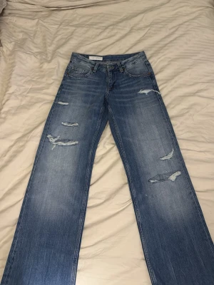 Zara jeans  - Säljer ett par blå jeans bootcut/ straight. Jeansen har klassisk femficksmodell och är gjorda i denim. Perfekta för en avslappnad och trendig look från Zara! Passade ej mig💗 helt oanvända ! Kan skicka bevis på när jag beställde dom även riktiga priset på dom💗