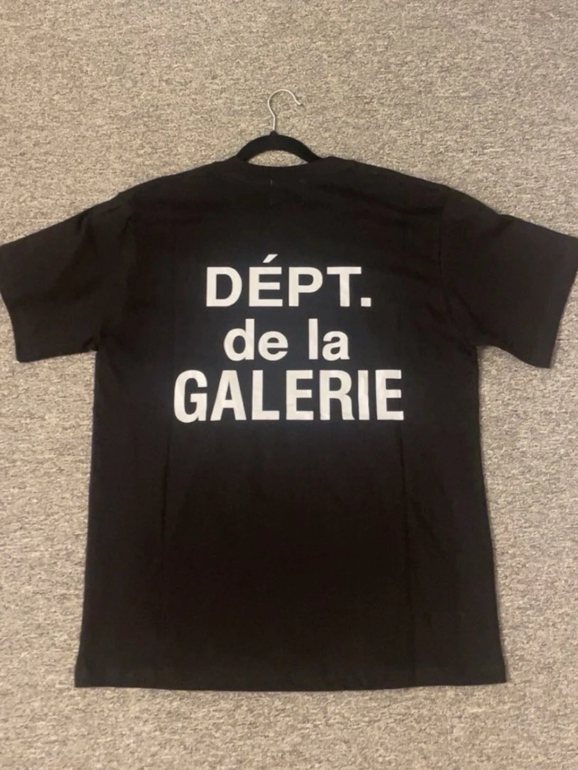 Svart t-shirt med vit text