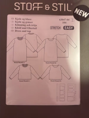 Mönster för enkla långärmad klänning och tröja - Sy ett eget plagg med detta mönster från Stoff & Stil för en rak, långärmad klänning med rund hals eller en tröja 4 olika modeller. Mönstret passar stretchiga material och ger en klassisk, enkel look. Perfekt för dig som vill skapa en personlig stil.
