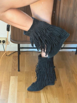 Svarta mocka boots med fransar - Svarta boots i mocka med fransar ifrån HM