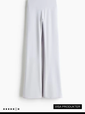 Yoga pants/ träningsbyxor  - Säljer ett par yoga pants från hm move💕aldrig använda men prislappen borta därav att jag säljer dom💕ordinarie pris 349