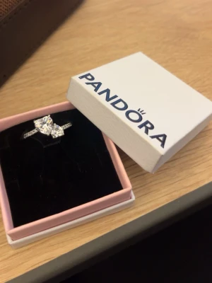 Silverring med hjärtformad sten Pandora - Säljer denna ring eftersom den kommer inte till användning. Storlek och pris kan diskuteras☺️ 