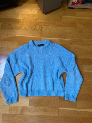 Ljusblå stickad tröja FB Sister - Mysig ljusblå stickad tröja från FB Sister i chenillematerial. Tröjan har rund halsringning, ribbade muddar och avslut. Perfekt för dig som gillar en enkel men snygg look till vardags. Passar dig som vill ha en avslappnad och trendig stil. . Skriv privat för fler bilder eller om du har några frågor💗