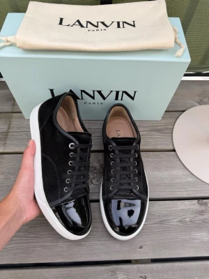 Lanvin - Lanvin dbb1 patent cap toe i svart | storlek 8 eu42 men passar 43-44 | väldigt bra skick | box och dustbags medföljer vid köp, online kvitto finns | pris går att diskutera vid snabb och enkel affär | sulkräm har använts |