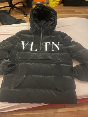 Jacka  - Använd några gånger. Bokstäverna Lite slitiga där framme. Valentino X Moncler Jacka. Går och scana.