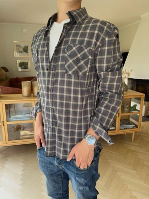 J.Lindeberg overshirt skjorta rutig - J.Lindeberg Denim rutig overshirt/skjorta i snygga blå/grå toner. Perfekt till både vardag och smart casual. Kan bäras öppen över en T-shirt eller knäppt för en mer uppklädd look. Stilren design med bröstfickor. Storlek L men passar även M  #JLindeberg #JLindebergDenim #Skjorta #Rutig #Flanell #Casual #SmartCasual #Designer #Premium #Herr #Streetwear #Preppy #OldMoney #Denim #Jeans #Höst #Vår #Mode #Kvalitet
