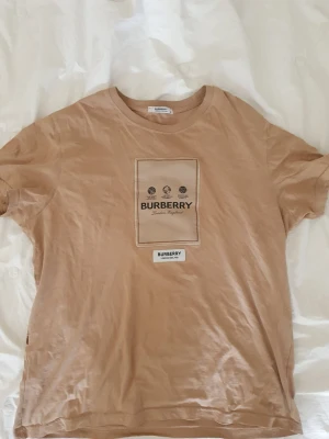 OriginL Burberry T-shirt storlek XL - Knappt använd utan några som helst defekter, Beige
