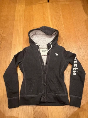 Vintage abercombie hoodie - Fodrad abercombie and fitch kofta i storlek M. Hela tröjan är fodrad, förutom armarna. Priset är diskuterbart vid snabb affär!