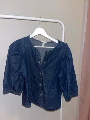 Jeans blus - Säljer denna blusen i jeansmaterial, endast använd ett fåtal gånger och i nyskick 